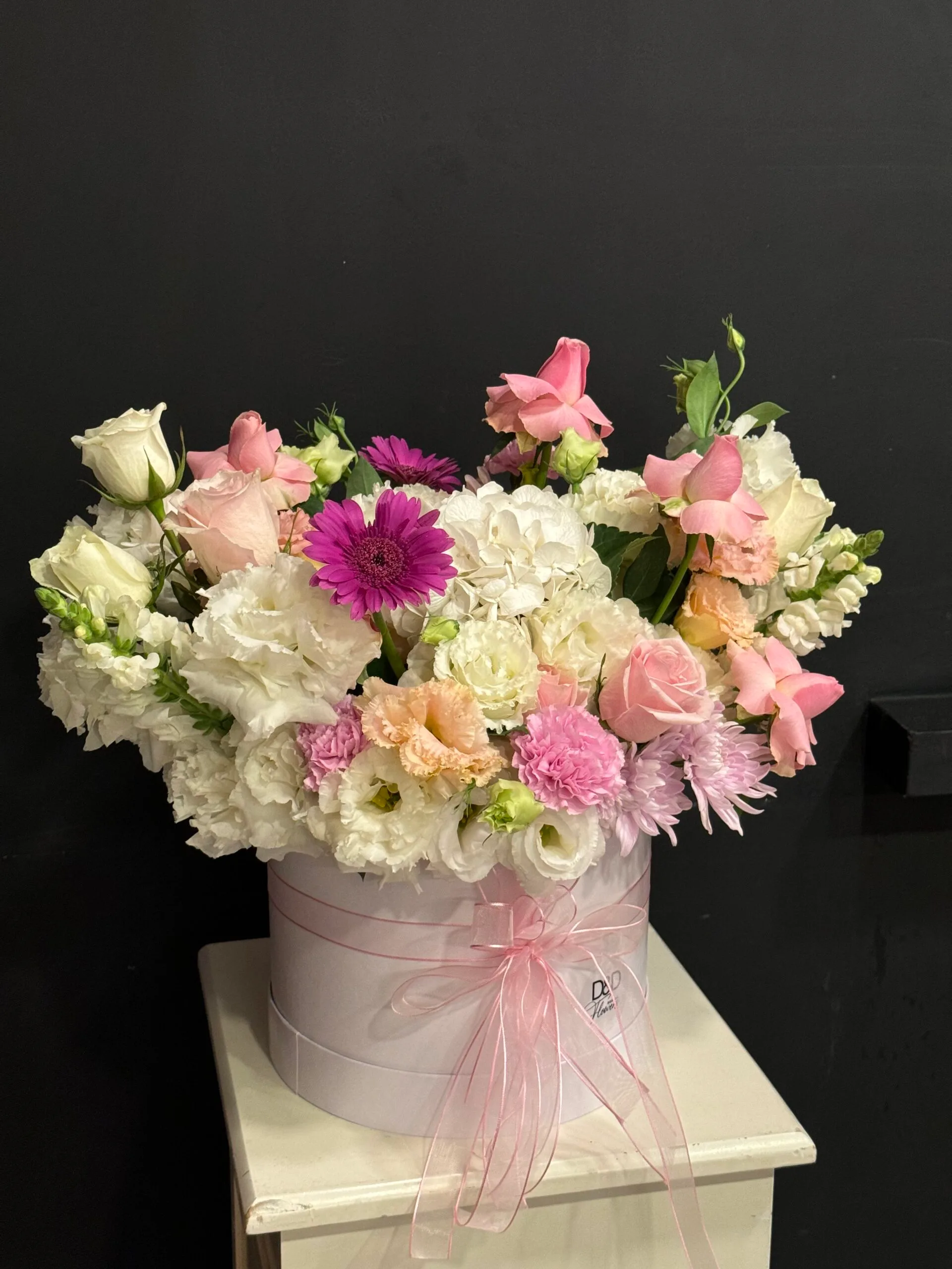 White Flower Arrangement - Görsel 1