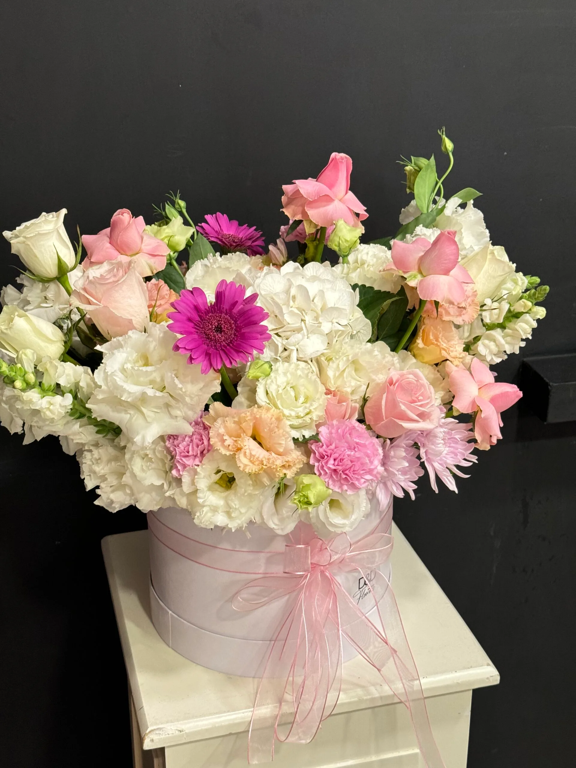White Flower Arrangement - Görsel 2