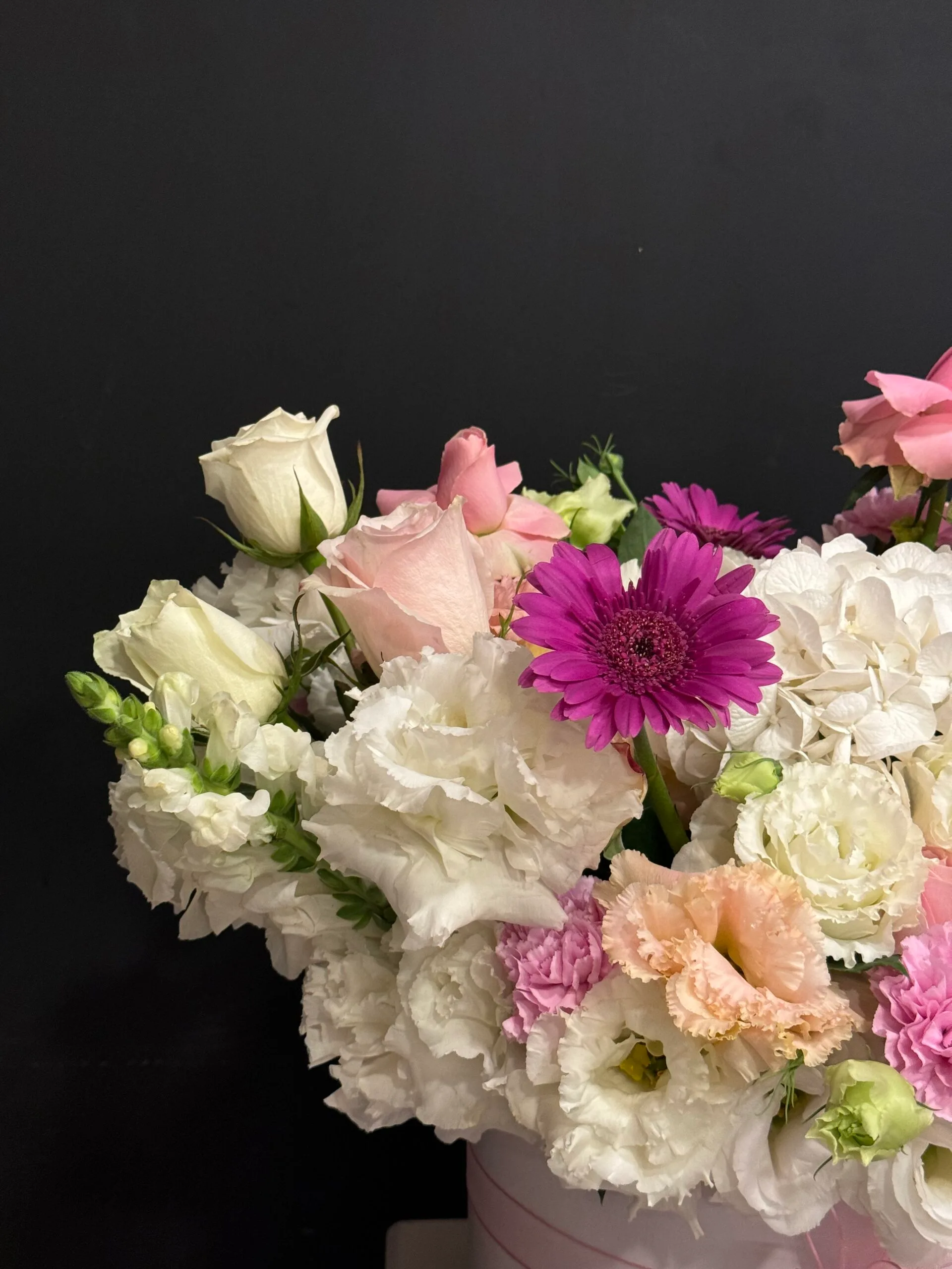 White Flower Arrangement - Görsel 4