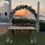 Beyazın Zarafetiyle Deniz Kenarında Unutulmaz Bir Balo ve Kokteyl Gecesi